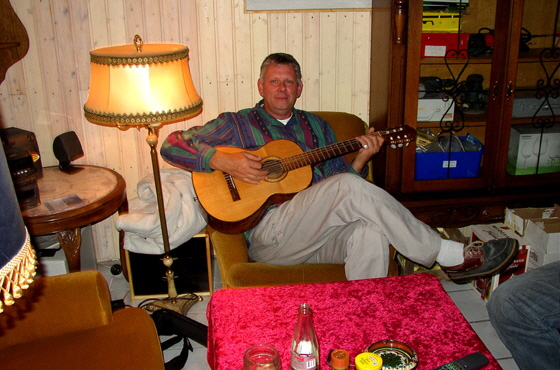 P9175886-Gerhard mit Gitarre B560